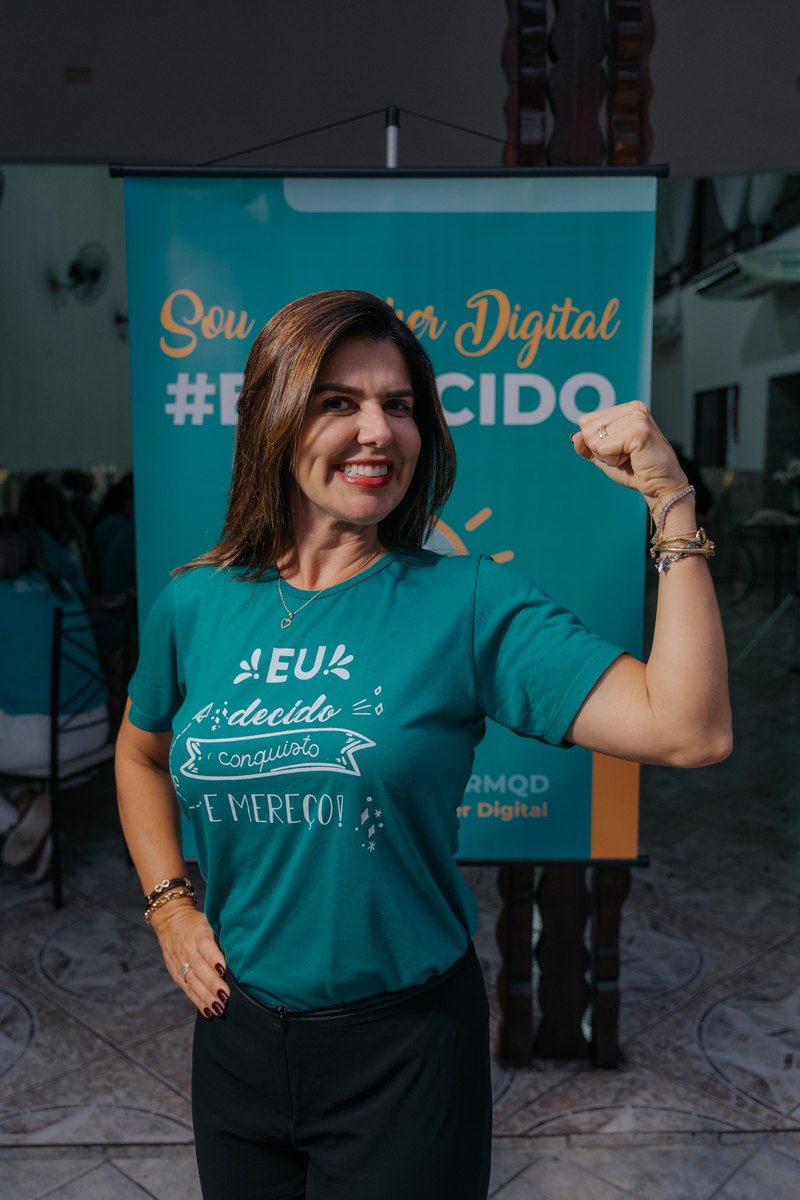 Priscilia Queiroz, fundadora do Instituto Mulheres que Decidem, com mulheres atendidas